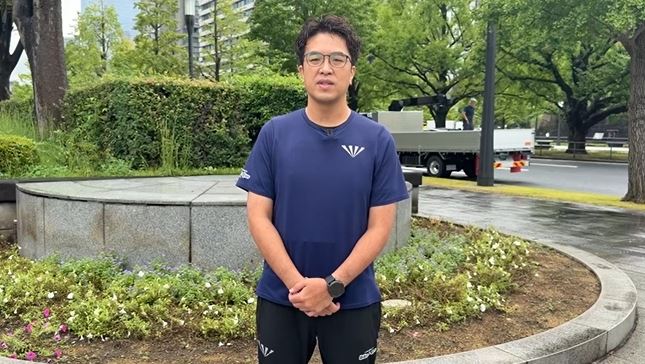 沈伯洋穿防彈背心在日本皇居跑步(圖/沈競辦提供)