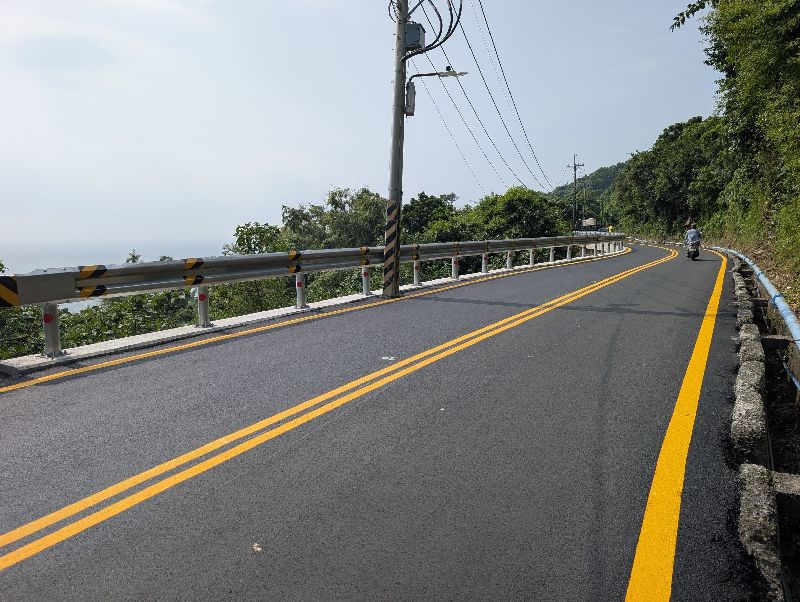 先前多場豪雨，導致高雄市鼓山區柴山大路（過中山大學文學院北向路段）路面一度滑動約50公尺，經市府搶修及改善道路基底層後，12日中午恢復車輛通行。（高雄市工務局道路養護工程處提供）
