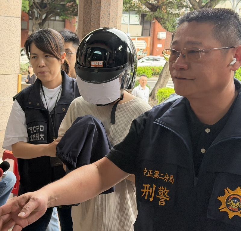 北市警方查出趙姓陸配丈夫教唆易姓女友（中）當槍手，持槍射擊趙婦後逃逸，警方先逮捕趙婦丈夫到案，12日再緝獲易女送辦。（翻攝畫面）（圖／中央社）