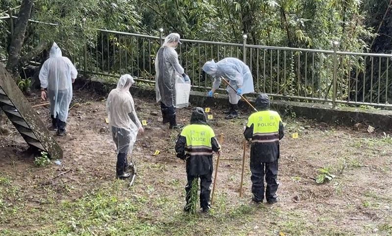 9名員警返回棄屍現場再次搜索。(圖/翻攝畫面)