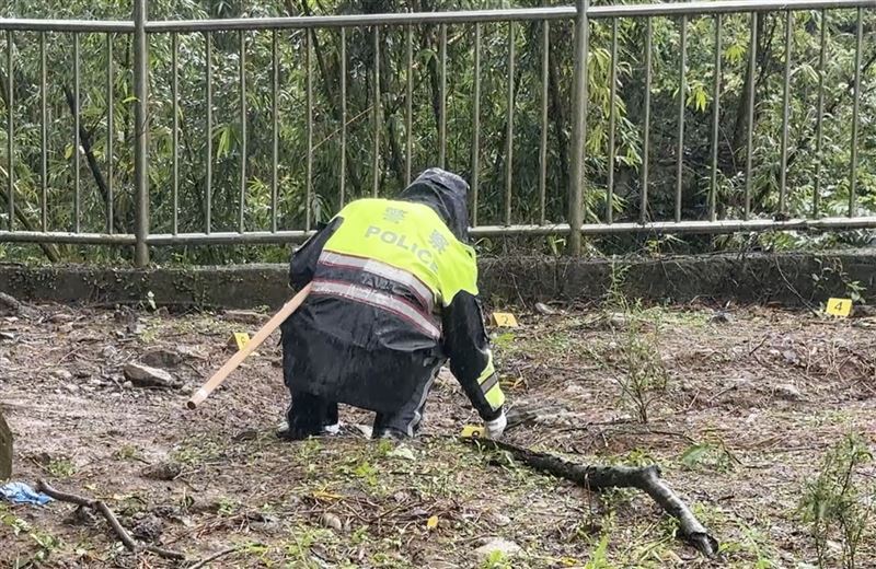 員警返回棄屍現場進行地毯式搜索,陸續尋獲相關證物。(圖/翻攝畫面)