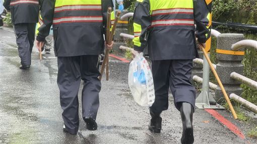 警方以地毯式搜索尋獲數片白骨碎片，將其裝入證物袋中帶回偵辦。（圖／翻攝畫面）
陽明山,棄屍,白骨碎片,草叢,員警,重返搜索,證物,交友軟體