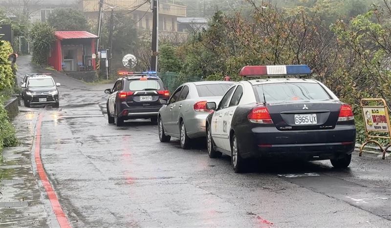 警方再度返回棄屍現場,進行大規模地毯式搜索。(圖/翻攝畫面)