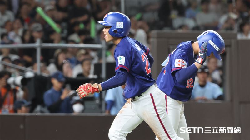 U18亞洲青棒錦標賽,台灣隊右外野手胡辰睿靠野手選擇跑回第1分。(圖/記者劉彥池攝影)