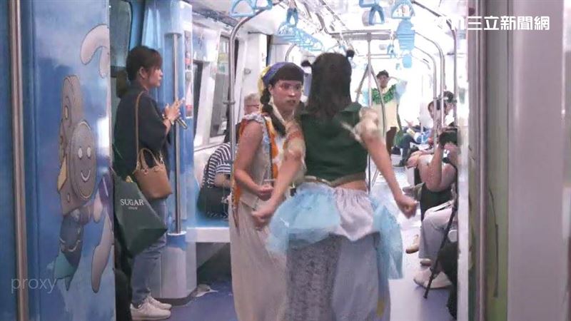 表演者化身活潑小精靈，透過舞蹈、肢體與音樂，將捷運車廂變身移動藝術舞台