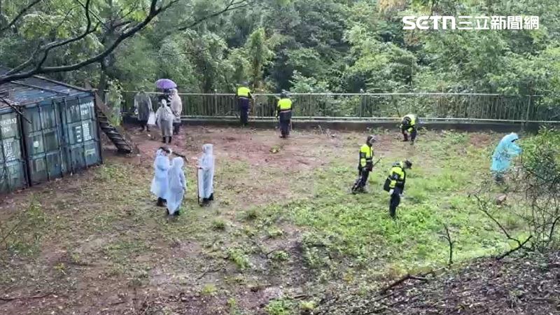 台北市陽明山傳出死者女子遭男友勒斃後棄屍山區,大批警力回棄屍地點搜索,疑似因死者白骨有缺少,不排除可能被分屍