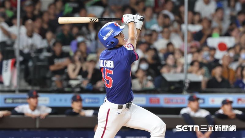 U18亞洲青棒錦標賽,台灣隊指定打擊陳柏凱打成中外野飛球出局。(圖/記者劉彥池攝影)