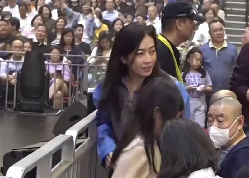 甘比(中)帶著小女兒劉秀兒到場欣賞譚詠麟演唱會,坐在大劉(右下)身旁,一家三口難得公開同場。(翻攝小紅書)