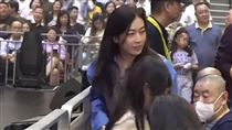 千億富太一家三口罕同框！75歲大劉曝近況