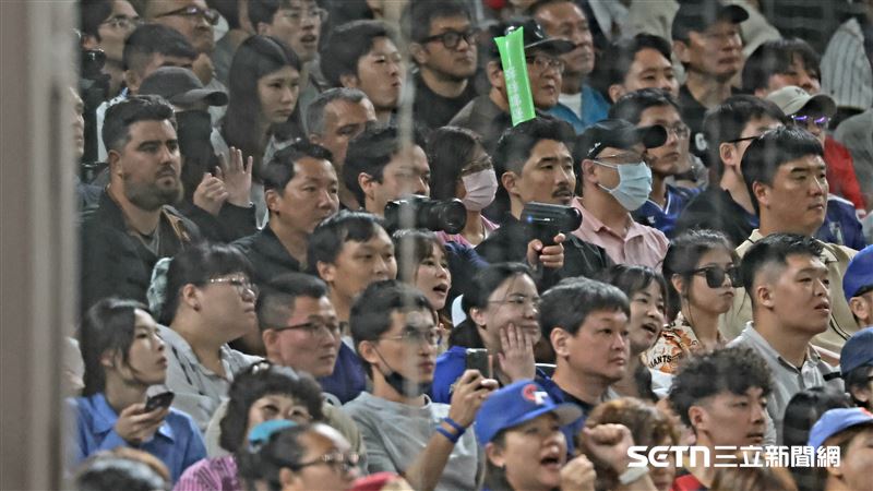 U18亞洲青棒錦標賽台、日大戰,本壘後方聚集多位球探。(圖/記者劉彥池攝影)