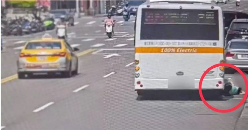公車停靠區域遭違停車輛占據,導致司機僅注意前方狀況,未察覺後方一名婦人尚未上車即駛離引發事故。(翻攝畫面)