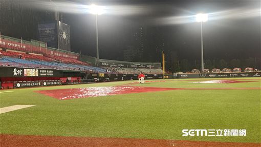味全龍交手統一獅因雨保留比賽。（圖／記者戴以柔攝影）