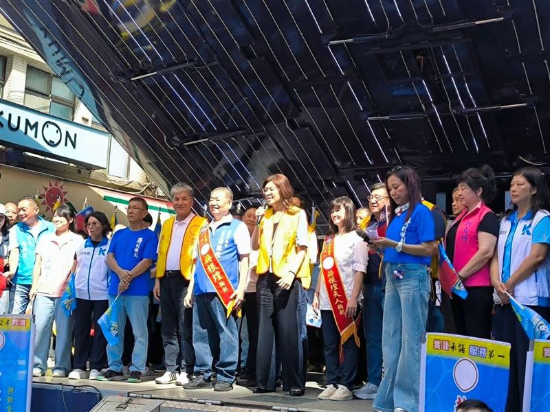 鄭麗文今到新北市輔選時,揶揄民進黨新北市長參選人、立委蘇巧慧「公主就是公主!」(翻攝自蔣根煌臉書)