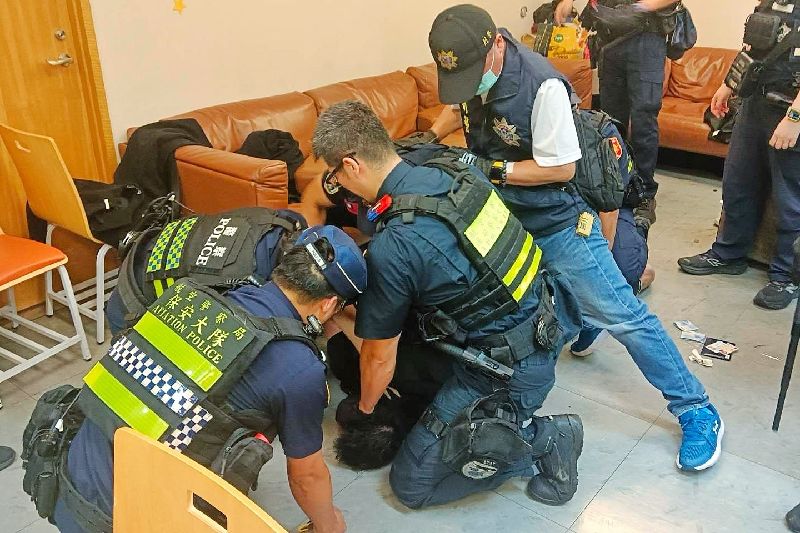 航空警察局12日傍晚獲報在桃園國際機場第一航廈國泰航空員工休息室有持刀糾紛,迅速派員趕往現場,後續於5時58分制伏蔡姓男嫌犯,蔡男僅受皮肉傷,後續移送航警局刑警大隊偵辦,以釐清犯嫌犯案動機。(航空警察局提供)