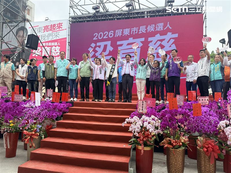 屏東三任縣長同框！梁育慈總部4千人塞爆，選情緊繃五五波挑戰翻轉。（圖／記者朱俊傑攝影）