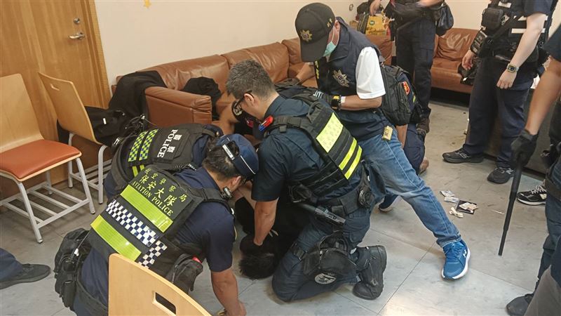 44歲蔡姓男子持刀挾持國泰航空實習生,遭警方壓制。(圖/記者石明啟攝影)