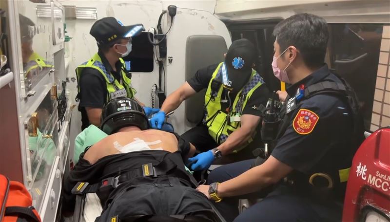 蔡男遭警方以辣椒水和電擊槍制伏後,戒護送醫將電擊槍的針拔出。(圖/記者石明啟攝影)