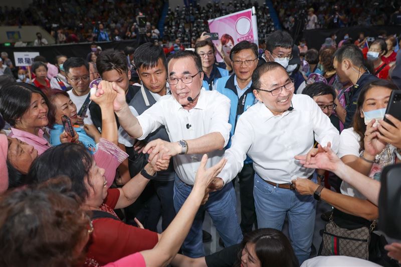 現場超過6千名支持者,李四川、侯友宜進場時,走了約十分鐘。(圖/李四川競辦提供)