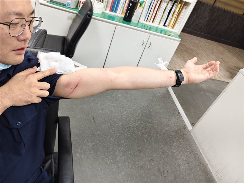 桃園機場驚魂!莽男持刀挾持實習生,航警奮勇壓制手也遭劃傷。(圖/翻攝畫面)
