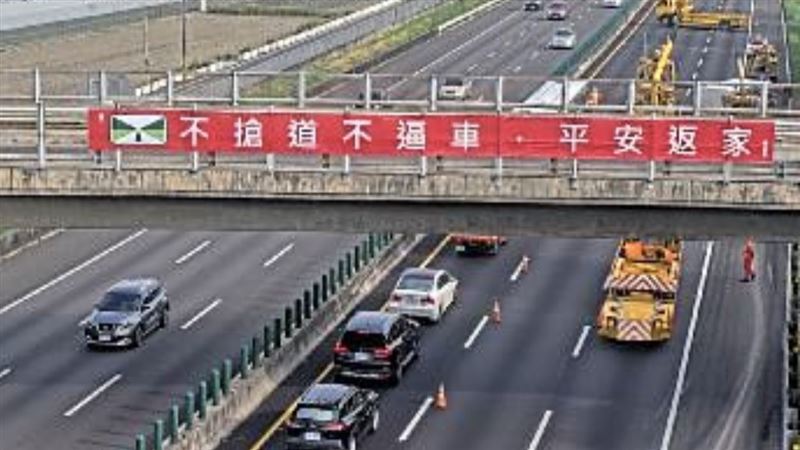 事故造成大貨車當場側翻,占用外側車道。(圖/翻攝自高公局官網)