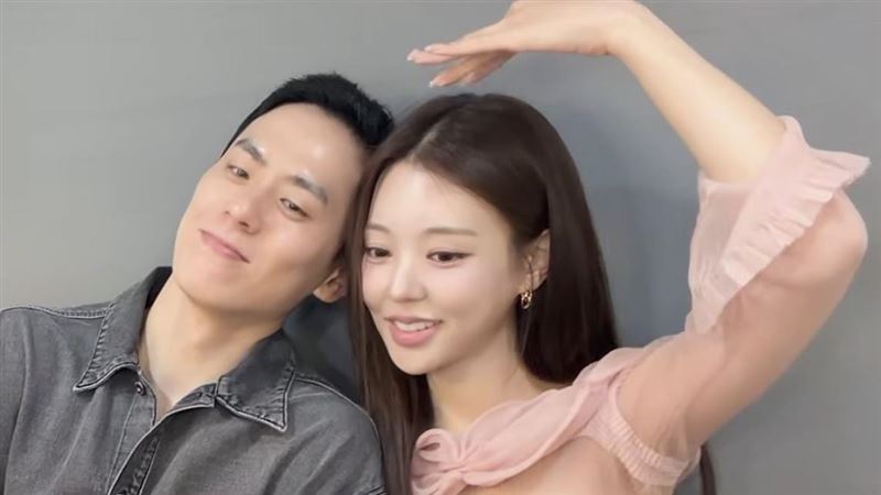 李官熙(左)與劉恃蘟(右)兩人宣布將合體推出情侶生活影片企劃。(圖/翻攝自YouTube)
