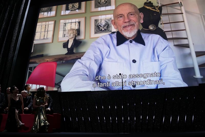 美國演員約翰馬可維奇(John Malkovich)在電影《野馬九號》(Wild Horse Nine)中飾演一名良心備受煎熬、憤世嫉俗的中情局探員,12日在威尼斯影展中奪下影帝寶座。(圖/美聯社/達志影像)