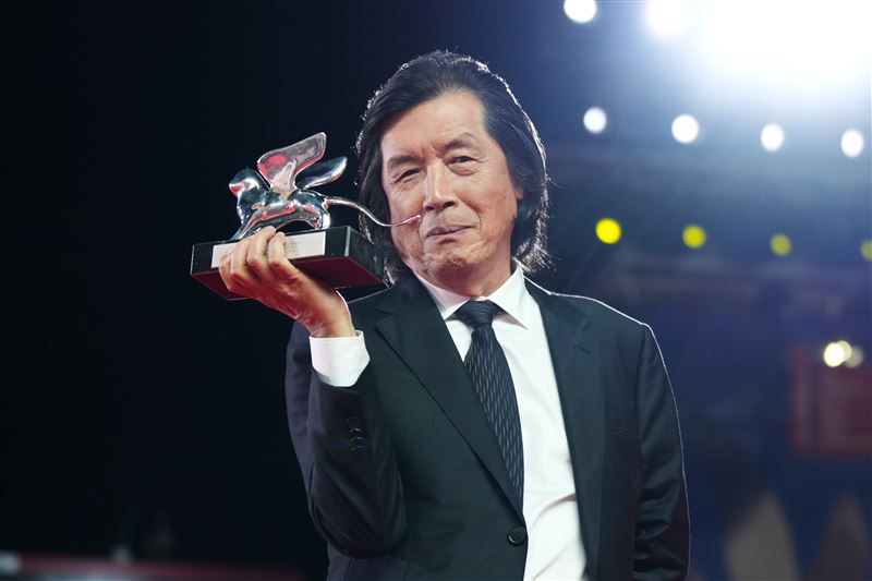 韓國名導李滄東睽違8年推出的電影《假如愛有如果》(Possible Love,暫譯),榮獲威尼斯影展評審團大獎銀獅獎。(圖/美聯社/達志影像)