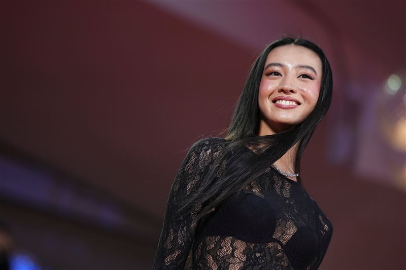 木村拓哉的愛女木村光希（Kōki）穿著黑色長禮服亮相，展現出絕佳身材比例。（圖／美聯社／達志影像）