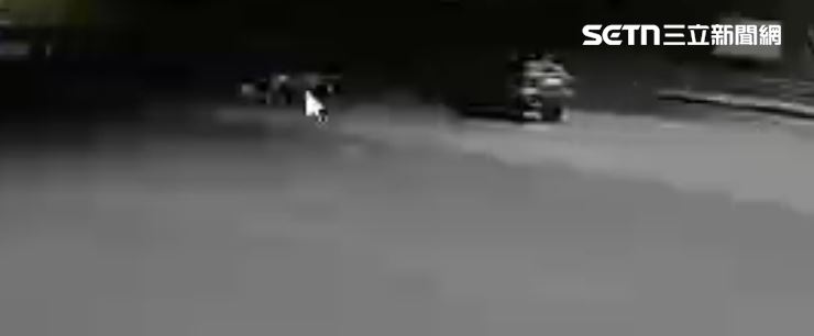 騎士摔下時,後方跟著一輛車,所幸車速不快又急煞,才沒輾過騎士。(圖/翻攝畫面)