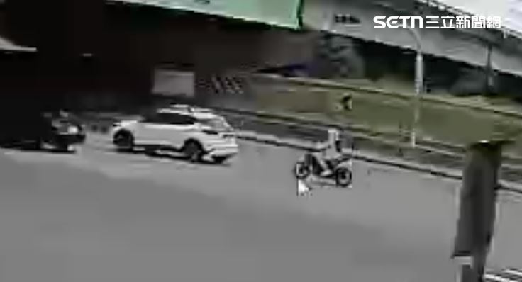 綠燈剛起步,重機騎沒多久就壓到水管自摔。(圖/翻攝畫面)