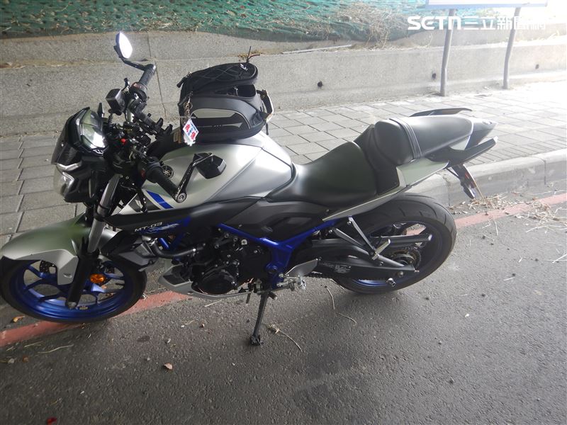 因路面突出現不明掉落水管,重機避煞不及直接輾過,導致整輛車當場失去平衡失控噴摔,人車重重倒地。(圖/翻攝畫面)