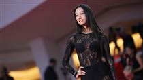 最強星二代現身影展　薄紗黑禮服驚艷紅毯