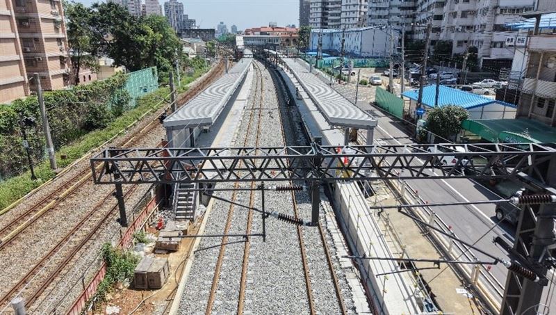 為分擔桃園鐵路地下化施工期間中壢車站的運輸需求,台鐵在中壢站與埔心站之間增設平鎮臨時站,預計今年10月啟用。(圖/桃園市政府提供)