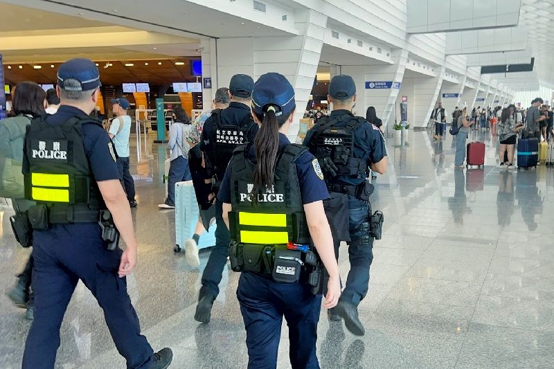 航空警察局13日表示,因應桃園國際機場機男子持刀挾持治安事件,航警局立即提高第一、二航廈見警率及巡邏密度,共增加42人次警力,由保安大隊員警加強巡守,並結合霹靂警力持MP5衝鋒槍及臂盾執行機動警戒,全面提升機場安全維護及突發事件應變能力。(航空警察局提供)