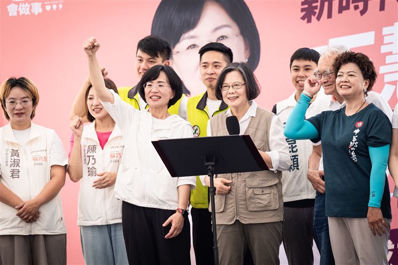 民進黨新北市長參選人蘇巧慧今(13)日成立山友後援會,前總統蔡英文現身站台力挺。(圖/蘇巧慧競總成立)