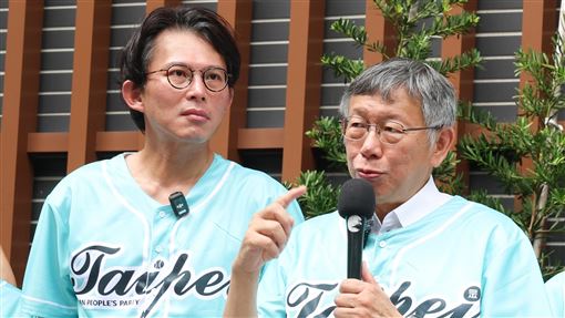 黃國昌、柯文哲受訪回應時事議題台灣民眾黨主席黃國昌（左）、創黨主席柯文哲（右）1日陪同「民眾台北隊」登記參選並接受媒體聯訪，回應竹北市長選舉藍白合等時事議題。中央社記者謝佳璋攝  115年9月1日