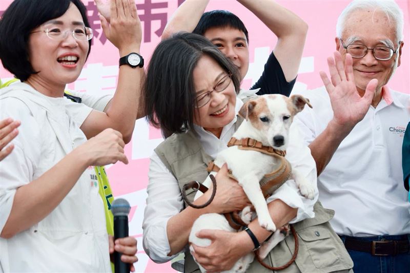 民進黨新北市長參選人蘇巧慧今(13)日成立山友後援會,前總統蔡英文帶著「小山友」愛犬樂樂現身站台力挺。(圖/翻攝蔡英文臉書)