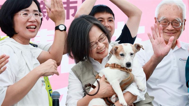 愛犬樂樂搶鏡　「登山界網紅」小英說話了