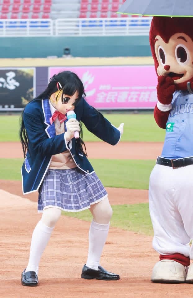 樂天桃猿Nijisanji 野球日 「謎之美兔」驚喜現身開球 全場虹民尖叫(圖/樂天桃猿提供)