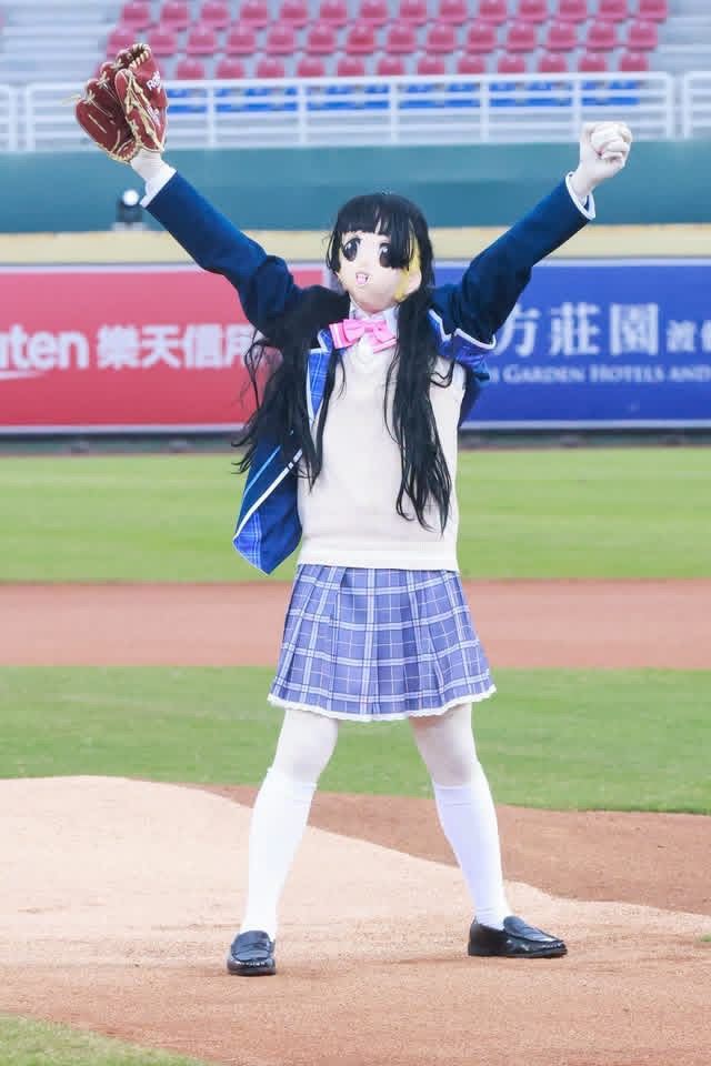 樂天桃猿Nijisanji 野球日 「謎之美兔」驚喜現身開球 全場虹民尖叫(圖/樂天桃猿提供)