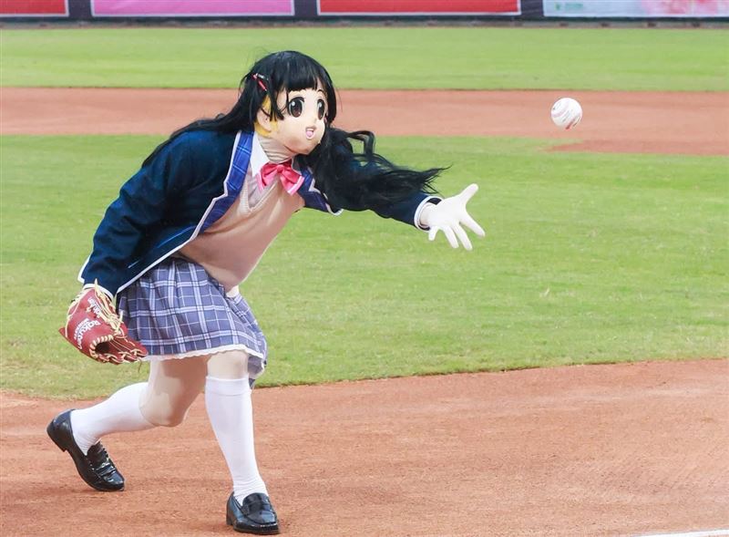 樂天桃猿Nijisanji 野球日 「謎之美兔」驚喜現身開球 全場虹民尖叫(圖/樂天桃猿提供)