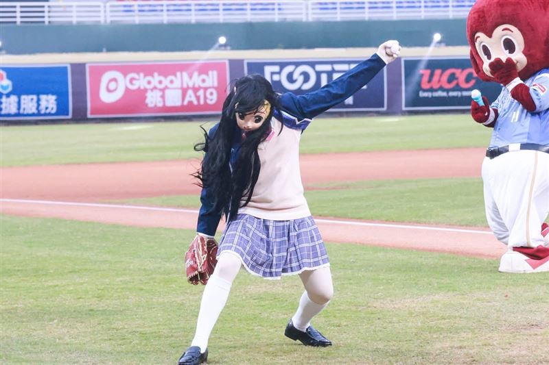 樂天桃猿Nijisanji 野球日 「謎之美兔」驚喜現身開球 全場虹民尖叫(圖/樂天桃猿提供)