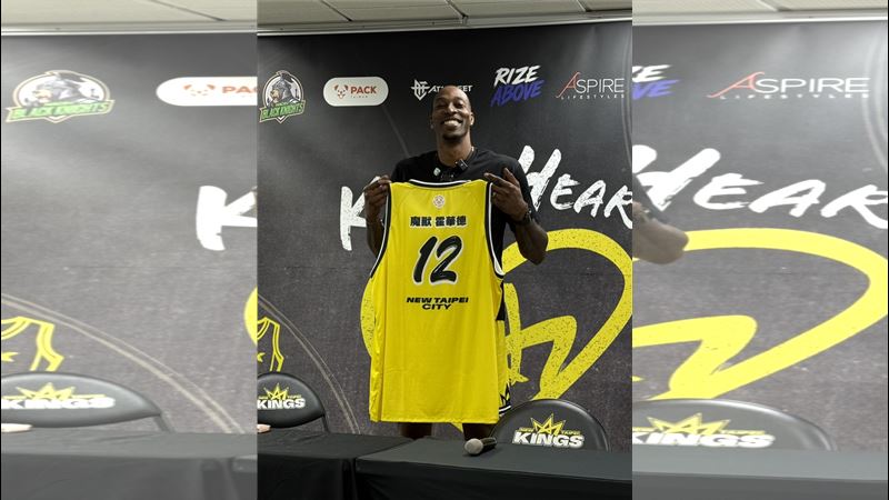 「魔獸」霍華德（Dwight Howard）13日現身新莊體育館，參加新北國王KINGS HEART CLASSIC慈善賽。（圖／記者倪芝蓉攝影）