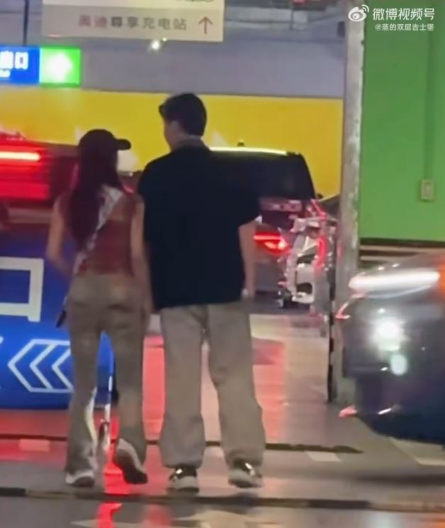 有網友在地下停車場遇到疑似何聰睿、劉念。(圖/翻攝自微博)