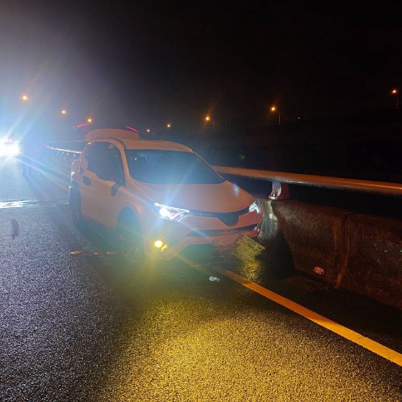 1輛休旅車(圖)13日凌晨疑自撞國道5號蘇澳出口匝道護欄,員警到場,發現副駕駛座車門及後車廂已打開,但不見駕駛,經搜尋後,發現49歲駕駛邱姓男子墜落在自撞處下方的冬山鄉公所清潔隊場地,已明顯死亡。(讀者提供)