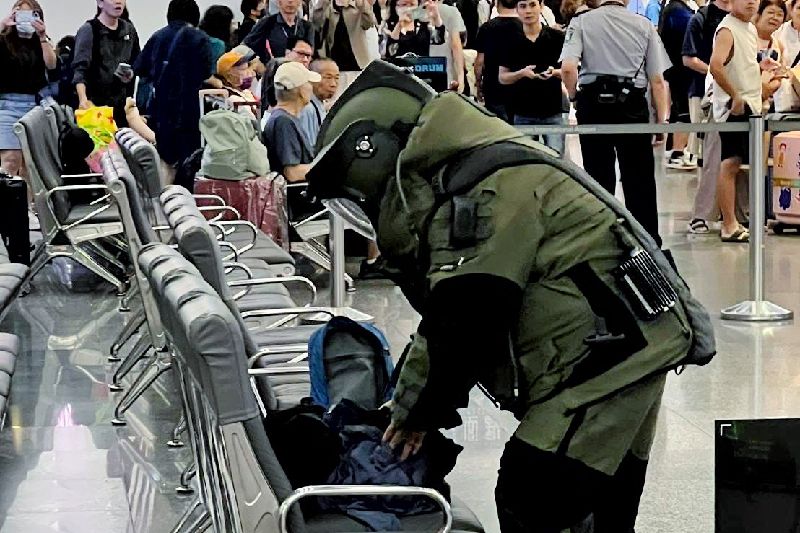 桃機12日發生男子持刀挾人案,航空警察局表示,防爆小組第一時間檢視影像,蔡男採拋置背包方式,排除內容物有爆裂物抗動裝置。防爆小組全程依標準流程進行,因檢測並無爆裂物等反應,排除安全上疑慮,隨即解除狀況,未造成現場旅客恐慌。(航空警察局提供)