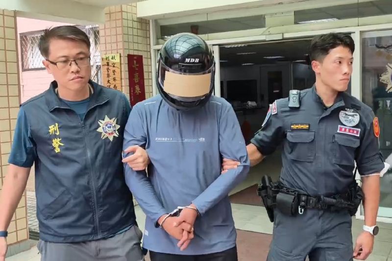 桃園國際機場12日發生蔡姓男子(中)疑家庭因素前往航空公司休息室持刀挾人案,航空警察局13日表示,已在中午移送桃園地方檢察署偵辦,面對媒體各種詢問,蔡男不發一語