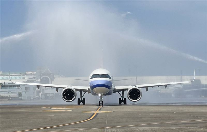 A321neo B-18135新機高雄首航澎湖,兩地機場特別安排灑水儀式。(圖/華信航空提供)