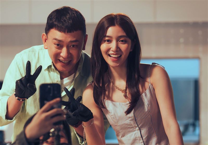王識賢與陳怡佳在電影《網紅老爸》中飾演父女。（圖／麻吉砥加提供）