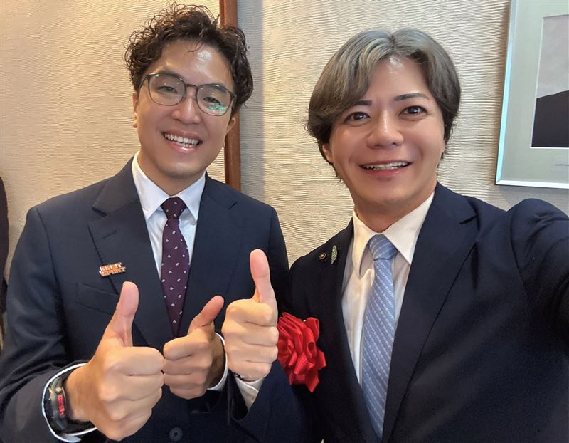 上畠寛弘與沈伯洋燦笑合照。(圖/uehata1204 Threads)